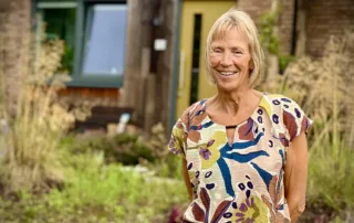 Lia Schreurs voor haar huis op Soesterhof