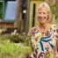 Lia Schreurs voor haar huis op Soesterhof