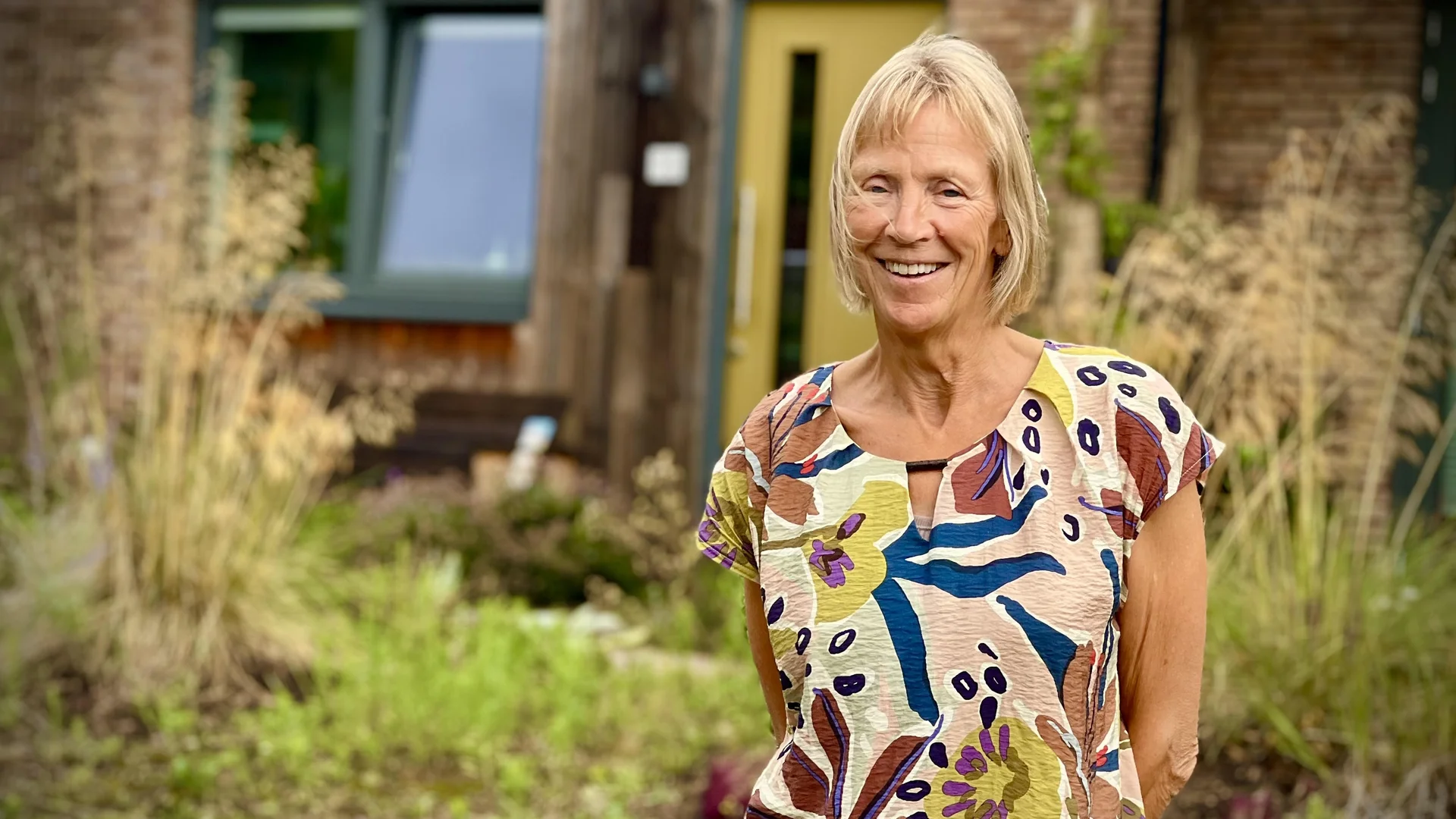 Lia Schreurs voor haar huis op Soesterhof